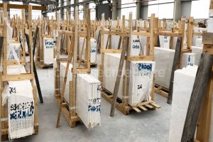 Stock des tranches de marbre portugais Estremoz Blanc
